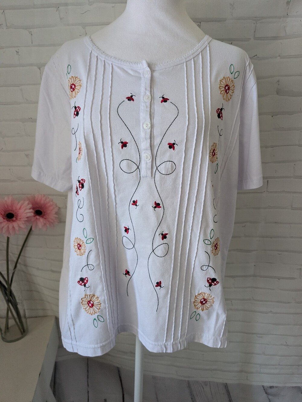 C&K Designs White Embroidered Floral Short-Sleeve Women's Top